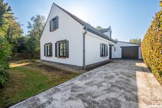 <strong>De ligging</strong><br />Deze gelijkvloerse woning is gelegen in de groene, rustige en residentiele omgeving van "De Piste" te Zulte. De ligging is werkelijk uitmuntend, in een rustige straat op amper 4 min. rijden van het centrum van Zulte.<br />Dankzij de N43 zijn de centra van Deinze/Waregem beiden op amper 10 min. rijden te bereiken. Tevens zijn de centrumsteden Kortrijk/Gent vlot bereikbaar dankzij de goede verbinding met het op- & afrittencomplex van de E17 (afrit 6 Kruishoutem). Kortom, een prachtige ligging!<br /><br /><strong>De woning</strong><br />De woning zelf werd oorspronkelijk in 1976 opgericht én doorheen de jaren steeds met zorg en liefde onderhouden. Zo werd ondermeer het dak geïsoleerd, de elektriciteit vernieuwd met toevoeging van 4.35 kWh aan zonnepanelen, alsook het glas vervangen naar hoogrendementsglas én verwarmingsinstallatie vernieuwd. <br />Tevens beschikt de woning over een ruime garage en bergzolder.<br /><br /><strong>Indeling</strong><br />Gelijkvloers: inkom - woonkamer met open haard - keuken - keukenberging - afzonderlijk toilet - 3 slaapkamers - badkamer - garage - tuinberging;<br />Verdieping: ruime zolder.<br /><br /><strong>Kenmerken</strong><br />- Oppervlakte terrein: 510 m²<br />- Bruikbare vloeroppervlakte cf. EPC: 182 m²<br />- CV via condenserende aardgasketel<br />- EPC: 232 kWh/m² jaar<br /><br /><strong>Troeven</strong><br />- uitmuntend gelegen!!<br />- gelijkvloers!!<br />- aanpalend bosje kan vrij toegankelijk gebruikt worden<br /><br />Beschikbaarheid: 01/11/2026 of otk<br /><br />Voor meer informatie of een bezoek ter plaatse reageer via het contactformulier of stuur naar info@hckinvest.be