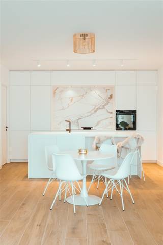 <p><span>Appartement neuf de luxe à haute performance énergétique sur un emplacement de choix à Schilde. </span></p><p><span>Vente sous enregistrement = pas de TVA à payer ! </span></p><p><span> </span></p><p><span>Vivre dans le centre de Schilde ? Découvrez rapidement ce magnifique appartement dans le projet THB209 de Costermans Projecten</span><span>. </span></p><p><span>Situé en plein centre et donc entouré de toutes les facilités nécessaires. </span></p><p><span>Des boutiques de mode, des cafés accueillants, des restaurants, des centres de remise en forme, la mairie, une boulangerie, un boucher, un coiffeur, un salon de beauté, des supermarchés, des écoles … </span></p><p><span>Tout est à portée de main. Tout est accessible à pied. </span></p><p><span> </span></p><p><span>Ces nouveaux appartements offrent un confort de vie optimal. </span></p><p><span>Ici, le confort de vie est une évidence. </span></p><p><span>De plus, les ascenseurs et les couloirs spacieux avec éclairage automatique contribuent à l'accessibilité confortable de l'immeuble. </span></p><p><span> </span></p><p><span>- Finitions de pointe &amp; à l'épreuve du temps </span></p><p><span>- mur de placard de 5 m ( !!) dans la chambre à coucher </span></p><p><span>- Chauffage par le sol avec pompe à chaleur : faibles coûts mensuels </span></p><p><span>- Belle terrasse et jardin intérieur verdoyant accessible uniquement par code pour les résidents des appartements </span></p><p><span>- Parking visiteurs avec bornes de recharge </span></p><p><span>- Espaces de rangement pour les vélos et local à déchets avec collecte automatique des déchets </span></p><p><span>- panneaux solaires et toit vert sur le bâtiment </span></p><p><span>- Décoration des fenêtres, éclairage et moustiquaire inclus </span></p><p><span>- Système de ventilation individuel </span></p><p><span>- Porte de sécurité avec lorgnette </span></p><p><span>- Vidéophone </span></p><p><span>- Connexions TV dans le salon et la chambre à coucher </span></p><p><span>- Toutes les peintures des murs, des plafonds et des portes intérieures ont déjà été réalisées </span></p><p><span> </span></p><p><span>Un hall d'entrée pratique avec toilettes et vestiaire séparés mène à l'espace de vie avec une cuisine ouverte de vos rêves : dalle en marbre et plan de travail en Corian + éviers, appareils électroménagers de qualité et hotte à filtre plasma ATAG. Adjacente, une belle buanderie avec lave-linge et sèche-linge. Superbe luminosité grâce aux fenêtres du sol au plafond qui s'ouvrent sur la terrasse spacieuse surplombant à la fois le salon et la chambre à coucher. Suite parentale avec dressing intérieur et salle de bain attenante ‘hotel vibe’. </span></p><p><span> </span></p><p><span>Les sols de bon goût sont combinés avec un chauffage par le sol, contrôlé par une pompe à chaleur géothermique écologique et à haute efficacité énergétique. </span></p><p><span>Tous les services publics ont des compteurs individuels, à leurs propres noms. </span></p><p><span> </span></p><p><span>Prix demandé : €599.000 ex registration + supplément €65.000 pour le spacieux parking souterrain et la grande pièce de stockage au sous-sol (racks de stockage inclus) situés à côté de l'ascenseur.</span></p><p><span>L'entrée du parking souterrain est équipée d'un portail automatique télécommandé. </span></p><p><span> </span></p><p><span>Cet appartement fantastique deviendra-t-il votre nouvelle maison ? </span></p><p><span>Contactez-nous au 03/646.66.55 ou sofie@sinjoor.be </span></p>