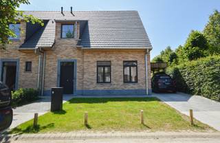 Te huur: Nieuwbouwwoning in het rustige Roksem. Op het gelijkvloers vind je een inkom, een apart toilet met lavabo, een ruime, lichtrijke...