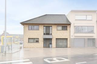 [[ DIT PAND NEEMT DEEL AAN DE ERA OPEN HUIZEN DAG OP 6/12 VAN 13:00 TOT 14:00 ]]Op een centrale ligging in het gezellige Viane, op wandelafstand van...