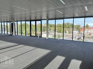 Bent u op zoek naar een<strong> instapklaar kantoor </strong>op een toplocatie langs de <strong>ring van Brugge</strong>? Dit kantoor in het <strong>Katelijnepoort Business Center</strong> biedt een professionele, comfortabele en aangename werkomgeving met moderne faciliteiten.<br /><br />De lichtrijke <strong>kantoorruimte van 327 m²</strong> omvat elektriciteit, verwarming, airconditioning, internet (vast netwerk en wifi). Daarnaast kan u gebruik maken van de gemeenschappelijke faciliteiten zoals vergaderzalen, ontspanningsruimte, douches, keuken en refter. <br />Er kunnen maximaal 5 parkeerplaatsen bijgehuurd worden aan €80 per parkeerplaats per maand.<br /><br />Een ideale opportuniteit voor ondernemingen die op zoek zijn naar een moderne, comfortabele en verzorgde kantoorruimte op een toplocatie met zicht op de Ringvaart en Brugse binnenstad.<br /><br />Contacteer <strong>PANORAMA B2B</strong> voor bijkomende inlichtingen of een vrijblijvend plaatsbezoek <strong>0479 70 70 73</strong>.