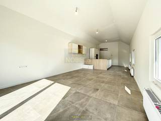 <p>STIJLVOL DUPLEXAPPARTEMENT met 3 SLAAPKAMERS, een GROOT ZONNIG DAKTERRAS en een INSTAPKLARE AFWERKING, ideaal gelegen in ENAME, deelgemeente van Oudenaarde. Dit VOLLEDIG GERENOVEERDE appartement (2022) maakt deel uit van een KLEINSCHALIG GEBOUW MET SLECHTS 2 APPARTEMENTEN, waardoor u geniet van LAGE SYNDICKOSTEN. Met een BEWOONBARE OPPERVLAKTE VAN 155M² biedt deze LICHTRIJKE EIGENDOM alle ruimte en hedendaags wooncomfort. Via de inkomhal bereikt u de RUIME LEEFRUIMTE met MODERNE OPEN KEUKEN,. Op deze verdieping bevinden zich bovendien 2 VOLWAARDIGE SLAAPKAMERS en een INGERICHTE BADKAMER. De bovenverdieping verrast met een RUIME MASTERBEDROOM MET ENSUITE BADKAMER, wat zorgt voor extra privacy en comfort. Het GROTE ZONNIGE DAKTERRAS vormt de ideale plek om in alle rust te ontspannen of gezellig te genieten met familie en vrienden. Als extra troef is er de MOGELIJKHEID TOT AANKOOP VAN ÉÉN OF MEERDERE AFGESLOTEN GARAGEBOXEN aan €25.000 PER BOX. </p>
<br /><u>!Sommige beelden in deze publicatie werden met behulp van artificiële intelligentie gegenereerd!</u><br /><br />Adres: Sint-Laurentiusstraat 67 bus 201 te Oudenaarde<br /><br />EPC: 149kWh/m²; G-score A en P-score C
