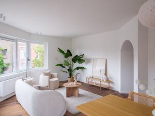 Dit volledig gerenoveerde appartement bevindt zich op de hoek van een kleinschalig gebouw en onderscheidt zich meteen door zijn vele raampartijen. Het daglicht komt langs verschillende zijden binnen en geeft zowel de leefruimte als de keuken een bijzonder ruim en open gevoel.<br /><br />De leefruimte biedt plaats aan een volwaardige zit- en eethoek. De afgeronde doorgangen zorgen voor een subtiel architecturaal accent en brengen samenhang in het interieur. Aansluitend bevindt zich de open keuken, uitgevoerd in warme houttinten en voorzien van een centraal eiland met zitplaatsen. De keuken is volledig uitgerust met ingebouwde toestellen en voldoende werk- en bergruimte.<br /><br />Het appartement beschikt over twee ruime slaapkamers, waardoor het geschikt is voor een koppel, klein gezin of wie een aparte bureau- of logeerkamer wenst. De ruime hal met toegang tot het terras geeft ook de optie om hier een thuiswerkplek te maken.<br /><br />Ook de badkamer werd volledig vernieuwd en ruim opgevat, met een ligbad, inloopdouche en dubbele wastafel. De groene wandtegels en messingkleurige kranen geven de ruimte een verzorgde en eigentijdse afwerking.<br /><br />Het appartement heeft eveneens een berging voor de wasmachine en een keukenberging.<br />Net als de andere entiteiten in het gebouw werd het appartement totaal gerenoveerd, met aandacht voor materiaalkeuze, verlichting en een praktische indeling. Het geheel is volledig instapklaar.<br /><br />De ligging vlak bij station Gent-Sint-Pieters zorgt voor een uitstekende bereikbaarheid met trein, tram, bus en fiets. In combinatie met de twee slaapkamers, de hoekligging en de instapklare staat maakt dit het appartement interessant voor eigen bewoning én als investering.<br /><br />Het gebouw is bovendien kleinschalig en heeft geen syndicus, waardoor de gemeenschappelijke organisatie eenvoudig blijft.