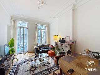 BRUSSEL: Gelegen nabij het Warandepark en verschillende openbaarvervoersmogelijkheden, appartement met 1 slaapkamer van ±50 m² op de 2e verdieping zonder lift. Het appartement bestaat uit een inkomhal, slaapkamer ±13 m², woonkamer ±17 m², noordwestgericht balkon, volledig uitgeruste keuken (oven, kookplaat, dampkap en vaatwasser), badkamer met toilet en kelder. Kosten: voorschot van 150€/maand, inclusief de gemeenschappelijke delen, warm water en verwarming. EPC: G Beschikbaar vanaf 01/11/2026<br /><br />
<p><u>Op de 2e verdieping zonder lift:</u></p>
<ul>
<li>Inkomhal</li>
<li>Slaapkamer ±13 m²</li>
<li>Woonkamer ±17 m²</li>
<li>Noordwestgericht balkon</li>
<li>Volledig uitgeruste keuken (oven, kookplaat, dampkap en vaatwasser)</li>
<li>Badkamer met toilet</li>
<li>Kelder</li>
</ul>