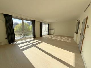 vrij ruim lichtrijk  appartement op de markt 1 STE  VERD MET LIFT inkomhal met lange rij ingemaakte praktische kasten, vrij ruime lichtrijke living...