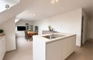 Leuk recent (bj 2023) penthouse met terras en 2 SLK! Goedgelegen nabij invalswegen. Onder registratie rechten!<br />INDELING: inkomhal met apart gastentoilet, lichtrijke leefruimte met open keuken, handige opbergzolder, badkamer (dubbele lavabo en douche) en 2 volwaardige slaapkamers.<br />Mogelijkheid bijkopen garagebox en/of staanplaats.<br />TROEVEN: vloerverwarming gas, zonnepanelen aanwezig, stijlvol gebouw, energiezuinig en centraal gelegen nabij invalswegen, winkels, etc.<br />Meer info of een bezoek: arne@immobeguin.be