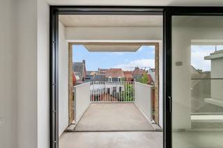 <strong>BEZOEKMOMENT: </strong><br />zat 19/09 van 14u-15u (enkel op reservatie) <br /><br />Modern luxe nieuwbouwappartement te koop in Roeselare met gunstige oriëntatie <br />6 % is mogelijk bij aankoop van een nieuwbouwwoning onder bepaalde voorwaarden (voor particulieren of investeerders).<br /><br />Ontdek dit prachtig nieuwbouwappartement, gelegen in het hart van Roeselare. Met een bewoonbare oppervlakte van 118,40 m² en zonnige terrassen van 21,60 m², biedt deze woonunit alles wat u nodig heeft voor comfortabel en stijlvol wonen.<br /><br />Het appartement beschikt over drie volwaardige slaapkamers en is afgewerkt met oog voor detail en kwaliteit. Dankzij de grote raampartijen geniet u van een overvloed aan natuurlijk licht en een ruimtelijk gevoel in elke leefruimte.<br /><br />Troeven van dit appartement:<br />- Grote raampartijen die zorgen voor veel lichtinval<br />- Ruim zitterras van 21,60 m²<br />- Drie comfortabele slaapkamers<br />- Ondergrondse parkeerplaats beschikbaar<br />- Meerdere fietsenstallingen beschikbaar<br />- Gelegen in een rustig binnengebied<br />- Hoogwaardige en duurzame afwerking<br />- Unieke ligging nabij het centrum<br /><br />Vanaf juli 2025 is er 6% BTW mogelijk bij aankoop van een nieuwbouwwoning onder bepaalde voorwaarden.<br /><br />Bel ons vrijblijvend op voor een bezoek en info. Wij begeleiden u graag met de glimlach op zoek naar uw droomwoning &amp; commercieel pand. T. 051 62 40 40
