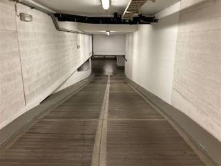 Ruime parkeerplaats in ondergrondse parking van een appartementsgebouw. Super goede ligging, kortbij EEG. Onmiddelijk beschikbaar en vvor min 1...