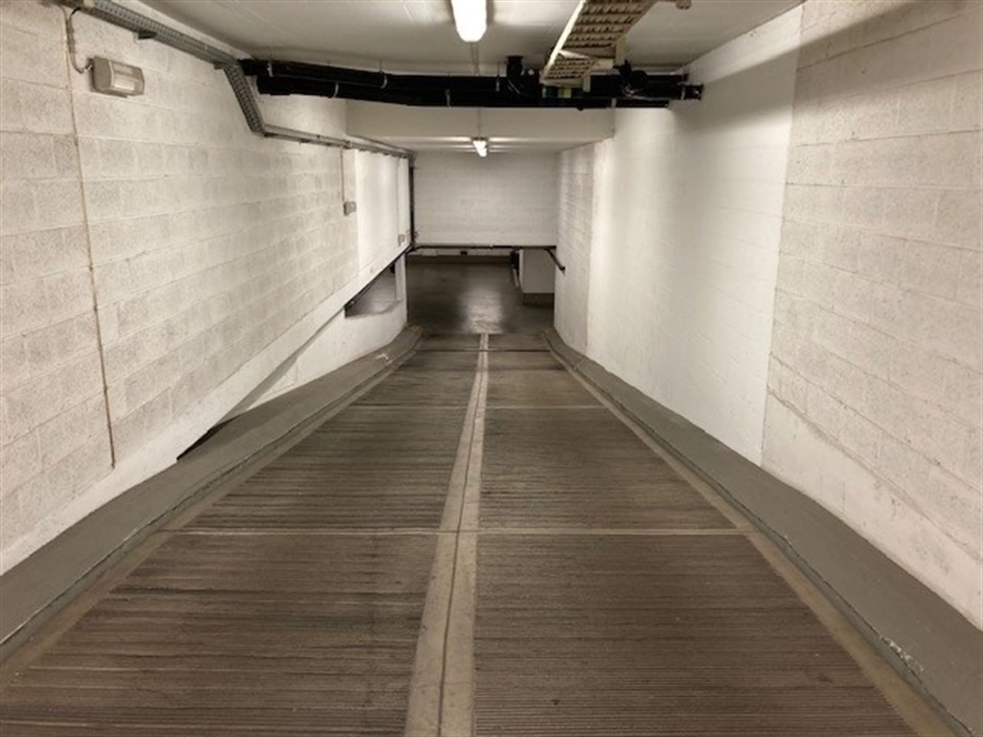 Emplacement de parking spacieux - Quartier EU - photo 3