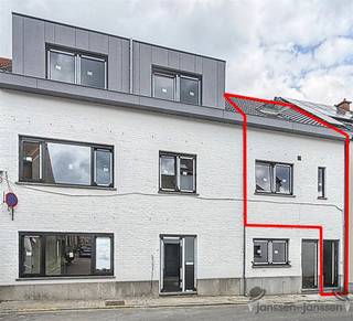 <p><span>Welkom in dit lichtrijke duplex appartement in het hart van Heverlee, ideaal voor wie op zoek is naar een comfortabele en praktische woonplek.</span></p><p><span> </span></p><p><span>Met een bewoonbare oppervlakte van 75 m² en een doordachte indeling biedt dit appartement een aangename leefomgeving.</span></p><p><span>Op de gelijkvloerse verdieping bevindt zich enkel de inkomhal met trap naar het woongedeelte.</span></p><p><span>Op de eerste verdieping treft u een ruime leefruimte met moderne afwerkingen die doorloopt in een open keuken, volledig uitgerust met alle comfort.Daarnaast is er op deze verdieping ook een apart toilet.</span></p><p><span>De tweede verdieping omvat twee volwaardige slaapkamers en een badkamer met toilet, douche en lavabo. De badkamer is niet ensuite, maar centraal gelegen en makkelijk toegankelijk vanuit beide slaapkamers.</span></p><p><span>Met een duplex geniet u van een duidelijke scheiding tussen wonen en slapen, wat zorgt voor extra rust en privacy. </span></p><p><span>Dankzij de ligging in een rustige buurt, maar toch vlak bij alle nodige voorzieningen, combineert dit appartement het beste van twee werelden. Campussen van KU Leuven, IMEC en het station van Heverlee liggen op wandelafstand.</span></p><p><span>Interesse?<br />Stuur dan snel een mail naar Johanjacobs@janssenenjanssen.be of neem contact op via het nummer 0497/44 04 10.</span></p><p><span>De verkoopprijs is exclusief alle taxen en registratierechten.</span></p>