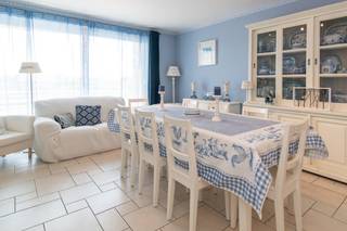 Dit lichtrijk appartement te koop is op de eerste verdieping van de goed onderhouden residentie South Bay langs de nieuwpoortsesteenweg te Oostende - Mariakerke. Dankzij deze centrale, doch rustige ligging bevindt u zich op 500m van zee en strand en bovendien geniet u een vlotte verbinding naar de E40 en het centrum van Oostende. Het is gelegen op een uitstekende locatie in Oostende en biedt u alle comfort.Indeling: - inkomhall- ruime leefruimte gelegen aan de achterzijde met toegang tot het prachtig zonneterras (10m²)- afzonderlijke keuken uitgerust met een dubbele spoeltafel, elektrisch fornuis, vaatwas, frigo met vriesvakje en oven. - berging 1 aansluitend op de keuken voorzien van aansluiting wasmachine- badkamer voorzien van een dubbel lavabomeubel met spiegelkast, douche en ligbad- slaapkamer 1 (11m²)- slaapkamer 2 (8m²)- berging 2- afzonderlijk toilet met handwaslavaboBovendien is er mogelijkheid tot het aankopen van een garagebox in het gebouw en/of een buitenstaanplaats. Tevens kan u gebruik maken van de ruime gemeenschappelijke fietsenberging! Pluspunten:- goed onderhouden residentie (2004)- EPC label A!- nieuwe brander (VIESSMANN)- zonneterras- centrale ligging - instapklaar- gemeenschappelijke fietsenberging- mogelijkheid aankopen garagebox en/of autostaanplaats- mogelijkheid overname meubelsNeem vandaag nog contact met ons op voor een bezichtiging van dit appartement te koop in Oostende en laat u overtuigen door zijn vele troeven.Bestuursmaatregelen in het maatregelenregister: nee