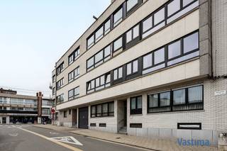 Droomt u van comfortabel wonen op een absolute topligging in Aalst? Dit lichtrijke gelijkvloers appartement bevindt zich midden in het levendige stadscentrum. Winkels, scholen, openbaar vervoer en alle faciliteiten situeren zich op een steenworp afstand. Tegelijk geniet u hier van rust en ontspanning, mede dankzij de nabijheid van het charmante Koningin Astridpark, dat zich letterlijk om de hoek bevindt.<br /><br />Bij het betreden van het appartement komt u in de inkomhal die u verwelkomt en toegang biedt tot de ruime leefruimte. Dankzij de grote raampartijen baadt deze in natuurlijk licht, wat zorgt voor een aangename en open sfeer. Aansluitend vindt u de eetplaats en de praktische keuken, die rechtstreeks toegang geeft tot de privatieve buitenruimte via een schuifraam.<br /><br />Verder telt het appartement 2 volwaardige slaapkamers, ideaal voor zowel eigen bewoning als verhuur. De badkamer is uitgerust met een lavabo en douche. Er is ook een apart toilet voorzien voor extra comfort.<br /><br />Daarnaast beschikt het appartement over een privatieve ondergrondse staanplaats én een kelderberging, beide inbegrepen in de prijs.<br /><br />CV Aardgas /  Dubbel glas / Asbestveilig / (Elektrische) rolluiken / Veiligheidsdeur / Lift aanwezig in het gebouw - toegang kelderberging en private staanplaats … ook financieel zijn er interessante voordelen, zoals de mogelijkheid tot aankoop aan 2% verkooprechten met extra rechtenvermindering van 1.867,00 EURO.<br /><br />Kortom, dit appartement combineert comfort, een uitstekende ligging en een sterk investeringspotentieel in één aantrekkelijk geheel.<br /><br />Laat deze unieke opportuniteit niet aan u voorbijgaan en plan vandaag nog uw bezoek.