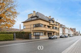 Ben je op zoek naar een huis met karakter en veel ruimte om zelf te bewonen of te verbouwen tot een meergezinswoning? Dit is jouw unieke kans.<br /><br />Deze woning bevindt zich op een boogscheut van het centrum van Ronse waar je alle faciliteiten kan terugvinden. Bovendien is het openbaar vervoer en het stadspark vlakbij. De typerende art-deco stijl zorgt voor een athentieke uitstraling en een onuitwisbare indruk. Met een bewoonbare oppervlakte van maar liefst 378 m² biedt deze woning tal van mogelijkheden.<br /><br />Indeling:<br />-Kelder: Zeer ruime praktische kelder. De volledige woning is onderkelderd wat handig kan zijn voor de leidingen.<br />-GLV: Imposante inkomhal met open plafond naar de bovenliggende verdiepingen waarrond de marmerend trap draait. Links van de hal is de keuken met eetplaats. Rechts is de leefruimte met aansluitend nog een bar. Er is ook nog een veranda en een lift.<br />-1stV: De nachthal geeft toegang tot 4 ruime slaapkamers en een badkamer.<br />-2deV: De nachthal geeft toegang tot 2 slaapkamers, een badkamer en een zolderruimte die makkelijk kan omgebouwd worden tot bijkomende kamer.<br />-3deV: Ruime, praktische zolder.<br /><br />Spreekt deze unieke eigendom jou aan en wens je van deze woning jouw thuis te maken of zie je potentieel om deze eigendom om te bouwen tot meergezinswoning? Maak snel een afspraak en kom alle mogelijkheden van deze karaktervolle woning zelf ontdekken.