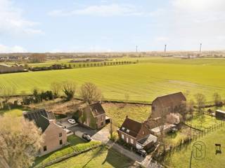 Prachtig gelegen af te breken woning op 2996m2 (te bereiken via charmante toegangsdreef), genietend van mooie verzichten, en alle rust, doch...