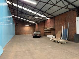 <span>Magazijn van 246 m2, gemakkelijk bereikbaar regio Kasterlee (Lichtaart), met elektrische sectinaalpoort en parking is voorzien.<br />Mag als 'bedrijvigheid' verhuurd worden of gewoon als 'opslag'.</span>