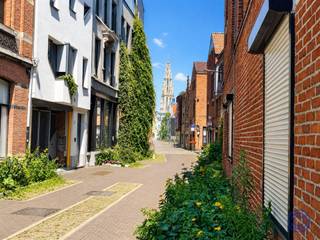 <p><span>Informations sur l'appartement</span></p><p><span>Cet appartement étonnamment spacieux allie luminosité, confort et agencement astucieux dans un cadre calme et central. L'espace de vie d'environ 25 m² offre une sensation d'ouverture et de bien-être ; il est revêtu d'un revêtement mural en pierre facile d'entretien : pratique, épuré et conçu pour un confort de vie au quotidien. La cuisine séparée offre un espace de rangement remarquablement généreux et est équipée d'appareils électroménagers de qualité, notamment un grand four, une plaque de cuisson électrique avec hotte aspirante, un grand réfrigérateur avec compartiment congélateur séparé et un raccordement pour un lave-vaisselle. On y trouve également deux chambres à part entière : une chambre spacieuse d’environ 18 m² donnant sur une rue calme et une deuxième pièce d’environ 15 m² à l’arrière, idéale comme chambre, bureau à domicile, dressing ou espace créatif. La salle de bains moderne est aménagée dans un style épuré, avec un meuble-lavabo, une douche à effet pluie fermée et des toilettes. Le hall d’entrée et le couloir de nuit offrent un espace supplémentaire et des solutions de rangement astucieuses. Les fenêtres rénovées contribuent au confort, à l'efficacité énergétique et à l'esthétique de l'appartement. Côté pratique, tout est également au rendez-vous : label EPC C, attestation d'absence d'amiante, compteurs individuels pour le gaz et l'électricité, et faibles charges mensuelles d'environ 15, avec une provision pour l'eau d'environ 30. L'appartement est actuellement loué, mais il peut également convenir à une occupation personnelle, sous réserve d'un préavis légal de 6 mois. L'emplacement vient parachever le tableau : un cadre de vie paisible dans une rue peu fréquentée par les voitures et agrémentée d'espaces verts, en plein cœur d'Anvers. Commerces, restaurants, transports en commun, écoles et lieux de loisirs sont accessibles à pied. La vie en ville, mais sans l'agitation à votre porte.</span></p><p><span> </span></p><p><span>Agencement</span></p><ul><li><span>Salon lumineux d’environ 25 m², revêtu d’un tapis de pierre facile d’entretien et offrant une agréable sensation d’espace ouvert</span></li><li><span>Cuisine séparée offrant un espace de rangement particulièrement généreux, équipée d'appareils électroménagers de qualité tels qu'un grand four, une plaque de cuisson électrique avec hotte aspirante, un grand réfrigérateur avec compartiment congélateur séparé et un raccordement pour un lave-vaisselle</span></li><li><span>Chambre spacieuse d’environ 18 m², située dans une rue calme et peu fréquentée par les voitures, idéale pour un sommeil réparateur</span></li><li><span>Salle de bains moderne, aménagée avec goût, comprenant un meuble de salle de bains soigné, une douche à effet pluie confortable et fermée, ainsi que des toilettes</span></li><li><span>Un vestibule pratique, équipé d’une grande armoire offrant un espace de rangement supplémentaire</span></li><li><span>Agréable deuxième chambre d’environ 15 m², située au calme à l’arrière de la maison, ce qui la rend idéale comme chambre, bureau ou atelier de loisirs</span></li><li><span>Hall d’entrée soigné offrant suffisamment d’espace pour un vestiaire et des rangements supplémentaires</span></li></ul><p><span> </span></p><p><span>'s supplémentaires</span></p><ul><li><span>L'appartement est loué </span></li><li><span>Vous souhaitez occuper l'appartement vous-même ? Dans ce cas, le bail peut être résilié avec un préavis légal de 6 mois</span></li></ul><ul><li><span>Il s'agit d'une cession partielle d'une option que le cédant détient sur l'immeuble, l'acte devant être signé dans un délai maximal de 10 mois, et ce à la première demande du cédant.</span></li><li><span>Participation de l'acheteur à la rédaction de l'acte de base et au dépôt des plans auprès de l'AAPD : 1 600 euros</span></li></ul><p><span> </span></p><p><span> </span></p><p><span>Informations générales</span></p><ul><li><span>Charges mensuelles : estimées à environ 15 euros (assurance collective et consommation des parties communes)</span></li><li><span>Forfait pour l’eau : environ 30 euros par mois</span></li><li><span>Compteurs individuels d’électricité et de gaz</span></li><li><span>Compteur collectif d'eau</span></li></ul><p><span> </span></p><ul><li><span>PEP : classe C</span></li><li><span>Contrôle électrique : non conforme à l'AREI</span></li><li><span>Certificat d'amiante : sans amiante</span></li></ul><p><span>Immeuble</span></p><ul><li><span>Situé dans un immeuble d'appartements bien entretenu et de petite taille, composé d'un rez-de-chaussée comprenant un local commercial et deux garages, ainsi que de deux étages supérieurs abritant chacun deux appartements</span></li><li><span>Les fenêtres ont déjà été remplacées, ce qui contribue au confort de vie, à l'efficacité énergétique et à l'aspect général de l'appartement</span></li></ul><p><span> </span></p><p><span>Situation</span></p><ul><li><span>Situé dans une rue calme, peu fréquentée par les voitures et agrémentée d’espaces verts, au centre d’Anvers</span></li><li><span>Grâce à cet emplacement central, vous bénéficiez d’une excellente accessibilité et les commerces, les restaurants, les transports en commun, les écoles et les lieux de loisirs sont accessibles à pied</span></li><li><span>Vous y vivrez dans le confort et la tranquillité, avec tous les atouts de la ville à portée de main</span></li></ul><p><span> </span></p><p><span>*Les informations contenues dans cette brochure sont fournies à titre indicatif : il appartient aux acheteurs potentiels de se charger eux-mêmes de l'obtention, de la vérification et de l'interprétation de ces informations.</span></p><p><span> </span></p>