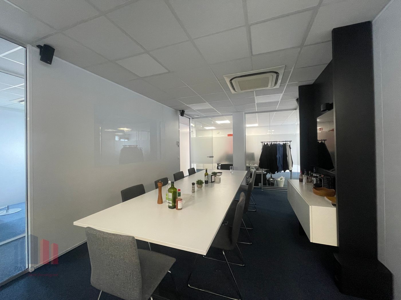 239 m² of move-in ready office space – Prime location &amp; excellent visibility! - photo 4