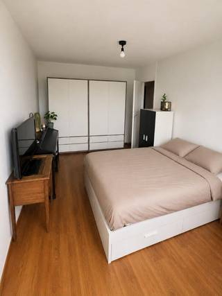 Dit charmant appartement met 2 slaapkamers is gelegen in de Timmerdonckstraat in Edegem, een toplocatie met veel parken, winkels, apothekers en scholen in de buurt. <br />Met een gunstige EPC-score B is dit een energiezuinige keuze. <br />Het appartement verwelkomt u in de inkomhal met berging en gastentoilet. Dan komen we in de ruime woonkamer voorzien van een grote raampartij die zorgt voor veel natuurlijk licht en toegang biedt tot een heerlijk ruim balkon. Het uitzicht is fantastisch! <br />De moderne keuken, voorzien van kastenwand, inductieplaat van AEG, oven van SMEG, ijskast met vriesvak. <br />In het gebouw heeft u eveneens een ruime privé kelder als grote parkeerplaats ter beschikking, die makkelijk te bereiken zijn met de lift.<br />Beide zijn verplicht mee aan te kopen en zijn reeds in de prijs inbegrepen!<br /><br />