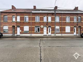 Deze woning bestaat uit: inkomhal - toilet - bureauruimte - living - keuken - badkamer - berging - tuin met uitweg langs achteraan - nachthal - 3 slaapkamers - zolder. <br /><br />Troeven van deze woning: <br />- Er is een uitweg langs de tuin naar de achterliggende straat<br />- Centraal gelegen en vlot bereikbaar! Alles op wandelafstand <br />- EPC label D <br />- Vele mogelijkheden