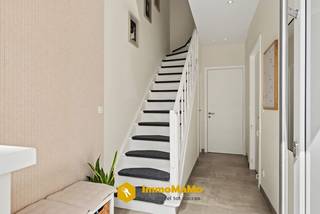 Op zoek naar een <strong>gerenoveerde energiezuinige en instapklare woning in Wachtebeke</strong> waar comfort en gezelligheid centraal staan?<br /><br />Deze woning beschikt over <strong>2 slaapkamers, waarvan één met een praktische dressing en een aparte bureauruimte</strong> – ideaal voor thuiswerk, een hobbykamer of een extra slaapkamer.<br />De lichtrijke open leefruimte sluit naadloos aan op de moderne open keuken. Daarnaast is er een aparte wasruimte, wat zorgt voor extra praktisch comfort.<br /><br />Ook op energetisch vlak scoort deze woning uitzonderlijk goed. Dankzij <strong>vloerverwarming, een warmtepomp, zonnepanelen en een EPC-label A+</strong> geniet u van een duurzame woning met een bijzonder laag energieverbruik en minimale energiekosten.<br /><br />Buiten is voorzien van een <strong>mooi en rustig aangelegde tuin</strong>, de perfecte plek om te ontspannen met familie en vrienden.<br />Een woning die volledig afgewerkt is en voorzien van alle hedendaagse comfort. Ideaal voor een startend gezin, een koppel of iedereen die zorgeloos wil verhuizen naar een energiezuinige thuis.<br /><br />Troeven:<br />Volledig gerenoveerd en instapklaar<br />EPC A+ <br />Vloerverwarming, warmtepomp en zonnepanelen<br />2 slaapkamers<br />bureauruimte<br />Praktische wasruimte<br />Aangelegde tuin<br /><br />Bezoekdag op 24/08 van 17h-19h. <strong>Let op: op voorhand verwittigen is verplicht.</strong><br />Bel 0492/97.47.00 of mail nathalie@immomamo.be
