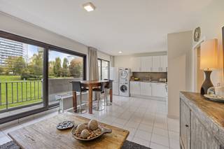 Vous recherchez un duplex à Laeken ? Découvrez cet appartement bien entretenu sur l'Avenue du Forum à Laeken (1020 Bruxelles), à la frontière de Strombeek et près de la Rue De Wand.Cet appartement allie un environnement verdoyant à une mobilité exceptionnelle. Vous bénéficiez d'une proximité immédiate avec toutes les facilités quotidiennes :- Supermarchés, commerces de proximité et écoles- Connexions directes par transports en commun (tram/bus) vers le Centre de Bruxelles- Accès rapide aux grands axes routiers : Ring, A12 et E40Le duplex est en excellent état et offre un agencement fonctionnel sur deux niveaux:Premier étage :- Hall d'entrée et toilette séparée- Séjour lumineux- Cuisine ouverte récemment installée donnant accès à une agréable terrasse.Deuxième étage :- Hall de nuit- Salle de bain moderne- Deux chambres confortables avec terrasseUne cave privative est également incluse.Atouts:- Localisation centrale, mais au calme- Cuisine et salle de bain récemment rénovées- Très bien entretenuCharges : La provision pour le chauffage, l'eau froide et l'eau chaude est comprise dans les charges communes.Option Parking : Un box de garage dans un immeuble voisin peut être acheté en option pour + 25 000 €.Ne manquez pas cette chance unique de vivre dans un emplacement aussi stratégique. Intéressé(e) par ce duplex bien entretenu sur l'Avenue du Forum ? Contactez-nous rapidement pour plus d'informations ou une visite !