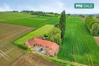 Cette maison magnifiquement rénovée est située au bout d'une impasse, sur un terrain de 1600 m², où vous pourrez profiter d'une paix et d'une...