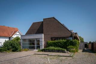 <span>Dit vrijstaande handelshuis is gelegen op een perceel van 1.201 m² in het centrum van Molenbeersel en combineert een voormalige handelsruimte met een verrassend ruime gezinswoning. Met een totale bewoonbare oppervlakte van ca. 400 m², waarvan ongeveer 100 m² bestemd is als handelsgedeelte, biedt deze eigendom tal van mogelijkheden voor wie wonen en werken wil combineren.<br /><br />Het pand werd oorspronkelijk gebouwd in 1977. In 2011 werd het achterliggende woongedeelte uitgebreid met een ruime aanbouw en tegelijkertijd grondig gerenoveerd. Hierbij werden onder meer een nieuwe keuken, nieuwe vloeren en een vernieuwde slaapkamer gerealiseerd. Ook op energetisch vlak werd dit gedeelte grondig aangepakt en goed geïsoleerd. Verder zijn er zonnepanelen aanwezig. Hoewel de woning steeds goed onderhouden werd, zijn er op sommige plaatsen nog opfrissings- en renovatiewerken wenselijk. <br /><br /><strong>Indeling</strong><br /><br />Het handelsgedeelte beschikt over een eigen inkom en omvat een commerciële ruimte van ca. 60 m², momenteel nog voorzien van de vaste inrichting van de voormalige apotheek. Achteraan bevinden zich een sas, een keuken, een toilet en bijkomende bergruimtes, waardoor het volledige handelsgedeelte een oppervlakte heeft van ongeveer 100 m².<br />Het woongedeelte is volledig afzonderlijk toegankelijk via een eigen inkomdeur. Op het gelijkvloers bevinden zich een inkomhal met vestiaire, een bijzonder ruime leefruimte met doorkijkhouthaard, ingericht met twee zithoeken en twee eethoeken, een open keuken, een badkamer, een apart toilet en een open bureauruimte.<br /><br />De eerste verdieping omvat vier ruime slaapkamers, twee badkamers en een apart toilet.<br />De woning is grotendeels onderkelderd en beschikt over een ruime hobby-/wasruimte, een wijnkelder, een provisieruimte en een technische ruimte.<br /><br /><strong>Buitenruimte</strong><br /><br />De volledig omheinde, zuidoostgerichte tuin werd verzorgd aangelegd met kasseiverharding en beschikt over een automatische toegangspoort. Verder geniet je van een overdekt terras in keramische tegels, een carport voor één voertuig en een ruime tuinberging.<br /><br /><strong>Karakter &amp; mogelijkheden</strong><br />Deze eigendom biedt een unieke combinatie van wonen en werken op één locatie. Dankzij de afzonderlijke toegang tot het handelsgedeelte, de royale woonoppervlakte en de reeds uitgevoerde renovaties vormt dit pand een uitstekende opportuniteit voor zelfstandigen, vrije beroepen, praktijkuitoefenaars of gezinnen die op zoek zijn naar een ruime woning met een aparte handels- of kantoorruimte.</span>