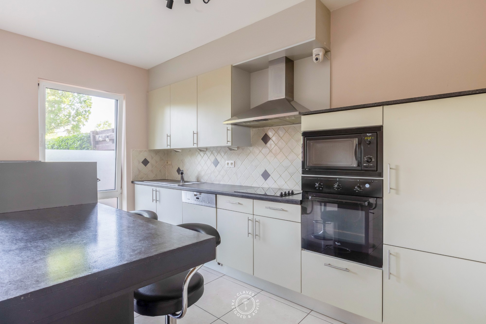 Gelijkvloers appartement met ruim terras en tuintje op een gesloten en groene residentie. - foto 5