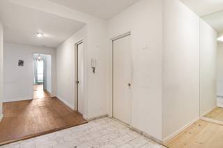 <strong>Bij binnenkomst in dit verzorgde, lichte appartement van 135m² word je verwelkomd in een ruime inkomhal voorzien van een praktische vestiairekast. Direct aan de rechterkant bevindt zich een afzonderlijk gastentoilet met handenwasser en een berging welke fungeert als handige wasplaats.</strong><br /><br /><strong>Vanuit de hal stap je verder de royale woonkamer binnen, waar het open karakter van de ruimte direct opvalt. De half open ingerichte keuken (iets ouder) vormt een harmonieus geheel met de leefruimte, waardoor koken en wonen perfect in elkaar overlopen.<br />De grote raampartijen zorgen voor veel natuurlijk licht en bieden toegang tot het ruime, zuidwest georiënteerde terras van 22m², waar je kan genieten van een rustig ontbijt of ontspannen met een boek in de middag en avondzon.</strong><br /><br /><strong>Via de nachthal bereik je de 2 slaapkamers. De ruime hoofdslaapkamer is uitgerust met praktische ingebouwde dressingkasten en geeft rechtstreeks toegang tot de  hoofdbadkamer. Verderop bevindt zich de tweede, volwaardige slaapkamer, ideaal als kinder- of logeerkamer of bureaugedeelte / dressing, dit met een eigen douchekamer voor optimaal comfort en privacy.</strong><br /><br /><strong>Bij dit appartement hoort een ondergrondse kelder, ideaal voor extra opslagruimte.(inclusief de verkoopprijs)<br />Een ondergrondse autostaanplaats is apart te koop voor € 25.000, waarmee dit appartement alles biedt voor een comfortabel en zorgeloos woonleven.</strong><br /><br /><strong>Dit appartement is licht te renoveren / op te frissen. Elektra niet conform.<br /><br />Positief aspect: EPC score, label B (bijna A) 104kWh/m² jaar. </strong><br /><br /><u>Woordje uitleg over deze unieke Residentie:</u><br /><em>Residentie ‘Hertogenpark’ of hoe wonen resideren wordt!<br />Op 100 meter van de Jan Van Rijswijcklaan en in de Markgravebuurt bevindt zich deze hoogstaande Residentie ‘Hertogenpark’. Wonen met een hotelgevoel is hier de standaard. De royale inkomhal, die trouwens volledig vernieuwd werd maakt dit al van bij het binnenkomen van het gebouw duidelijk. Het gemeenschappelijke binnenzwembad en de aansluitende saunaruimte zorgen voor ontspanning, net als de lounge waar geregeld exposities en kleinschalige concerten plaatsvinden voor de liefhebbers. Eveneens is er in de ondergrondse garage een ruime wasplaats voor de wagen! Ook het comfort van 2 conciërges is niet te onderschatten: het gebouw wordt tot in de puntjes verzorgd en het afval wordt op elke verdieping gesorteerd en verzameld. Ook een aparte ruimte waar de pakjesdiensten hun pakje kunnen achterlaten voor ophaling. </em><br /><em>De mobiliteit is bovendien ideaal: vlakbij de invalswegen om vlot in en uit de stad te rijden, op wandelafstand van openbaar vervoer en met allerlei winkels op enkele stappen van het appartement.<br />De veiligheid, orde en netheid welke door de 2 inwonende conciërges dagelijks wordt opgevolgd en welke beurtelings van dienst zijn zorgen voor een rustige, sfeervolle en aangename bewoning. De beveiligde ondergrondse parkings en de grote terrassen geven een perfecte samensmelting van luxe. Mensen die niet de zorg van een villa willen, maar wel de geborgen luxe van een residentieel appartement, vinden in de Residentie precies wat ze zoeken. </em><br /><br /> 