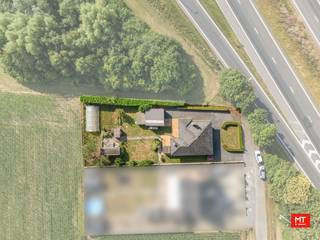 Op een landelijke, maar vlot bereikbare locatie nabij de A19 Ieper–Kortrijk treffen we deze stevige, vrijstaande woning aan. Met een perceel van meer dan 1.000 m² en een kloeke structuur biedt dit pand tal van mogelijkheden.<br /><br /><strong>Indeling van de woning</strong><br />De gelijkvloerse verdieping omvat een inkomhal (7 m²), lichtrijke woon- en eetkamer (37 m²), keuken met basisuitrusting ( 7 m² - oven, kookplaat, dampkap, spoelbak), berging (2 m²), technische ruimte (4 m²), drie slaapkamers (13 - 13 - 7 m²) en een badkamer met douche en wastafel (3 m²). <br />1ste verdieping: zolder <br /><br /><strong>Kenmerken</strong><br />- Mooie grondoppervlakte (1.111 m²) met landelijk verzicht <br />- Aparte garage (33 m²) waarvan een gedeelte onderkelderd; <br />- Centrale verwarming op stookolie, grotendeels dubbele/HR-beglazing, ... <br />- ...<br /><br />Meer informatie of een vrijblijvend bezoek? Contacteer Eden op 0470 43 78 21 of mail info@minthus.be