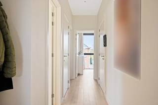 Dit prachtig, instapklaar appartement bevindt zich op de eerste verdieping vlakbij het centrum van Kapellen en Brasschaat. Winkels, scholen en het openbaar vervoer bevinden zich allemaal in de nabije omgeving. U komt het appartement binnen via de centrale inkomhal met parketvloer. Van hieruit heeft u toegang tot de woonkamer met open keuken, apart toilet, badkamer, 2 slaapkamers en berging. Op het leuke terras aan de achterzijde van het appartement is het heerlijk vertoeven!. Bij het appartement hoort een autostaanplaats en privatieve kelderberging. Er is een lift aanwezig in het gebouw! Gemeenschappelijke kosten: €150/maand. Beschikbaar vanaf september!