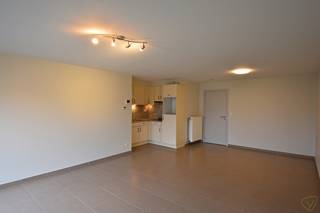 Het appartement bevindt zich in residentie "Paulien" in de Burggravenstraat te Eeklo.<br /><br />Samenstelling: inkomhal met apart toilet, woonkamer met open keuken, berging, badkamer met ligbad en slaapkamer.<br /><br />Het appartement is voorzien van een gemeenschappelijke fietsenberging en autostaanplaats.<br /><br />Het volledige appartement werd reeds volledig herschilderd en voorzien van gordijnen in de woonkamer en slaapkamer.<br /><br /><strong>Interesse? Vraag uw bezoek aan via onze website!</strong>
