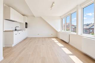 <strong>In hetzelfde gebouw bieden we nog verschillende andere types van appartementen aan, voor meer info of een bezoek bel Philip 0475757251 <br /><br />Gerenoveerd lichtrijk 2-slaapkamerappartement </strong>op toplocatie – instapklaar en uitstekend bereikbaar.<br />Dit charmante appartement bevindt zich op een centrale ligging in Gent, op fietsafstand van het bruisende stadscentrum en op wandelafstand van het prachtige natuurgebied Bourgoyen-Ossemeersen. Winkels, openbaar vervoer en belangrijke invalswegen zijn vlakbij, waardoor je geniet van een ideale combinatie van rust, bereikbaarheid en stedelijk comfort.<br />Het appartement ligt op het derde verdiep en beschikt over een lichtrijke leefruimte met ruime open keuken, twee volwaardige slaapkamers, een stijlvolle badkamer met douche en toilet. Bij dit appartement is ook een zolderverdiep. <br /><br /><strong>Recente vernieuwingen (2026):</strong><br />- Voorgevel geïsoleerd, dak geïsoleerd<br />- Raam en schrijnwerk aan de voorgevel vervangen <br />- Nieuwe collectieve gas-condensatieketel met thermostaat (2026)<br />- Keuken, badkamer, vloeren, herpleisteren muren en plafonds, nieuwe elektriciteit,...<br />- Nieuwe leidingen<br />- Totale renovatie met duurzame materialen! <br /><br /><strong>Uitstekende bereikbaarheid</strong><br />- Busverbinding in de straat<br />- ±10 minuten fietsen naar Gent-Sint-Pieters station<br />- ±10 minuten fietsen naar de Kouter<br />- ±10 minuten wandelen naar Bourgoyen-Ossemeersen, natuur om de hoek<br /><span>- </span>±<span>10 min. fietsen: Cultuur, shoppen, Gent-Sint-Pieters én alle hogescholen/uniefs.<br />- </span><span>Stadsmens? Wandel in 35 min. naar het Gravensteen of de Graslei.</span><br /><span>- Sport & Ontspanning: Zin in een ochtendduik? Het Stedelijk Zwembad Rooigem ligt op een steenworp afstand!</span><br />- <span>Topverbinding: Ideale aansluiting op de E40/E17</span><br /><br /><strong>Extra troeven</strong><br />- Volledig instapklaar, heel mooi gerenoveerd!<br />- Energiezuinig<br />- Onderhoudsvriendelijk<br />- Individuele meters per verdieping<br />- Zolderverdiep<br /><span>- Lage kosten: Kleine mede-eigendom zonder syndicus!</span><br /><br />Dit appartement is ideaal als comfortabele woonst vlakbij Gent centrum.<br /><br />OPTIONEEL: Inpandige garagebox te koop 40.0000 euro. (GEEN aankoopverplichting)<br /><br />EPC 196 kWh/(m<sup>2</sup>jaar), energielabel B<br />Asbestveilig: 0 asbestmaterialen<br />Elektrische keuring CONFORM algemeen reglement elektrische intallaties<br />Het perceel te Gent, afdeling 16, sectie K met perceelnummer 0727/00L006 bevindt zich niet in een risicozone voor overstromingen.<br />Stedenbouwkundige inlichtingen: woongebieden, vergunningen, geen verkavelingsvergunning, voorkooprecht, geen rechterlijke maatregel of bestuurlijke maatregel opgelegd. <br /><br /><strong>Voor meer info of een bezoek bel Philip 0475757251 </strong><br />