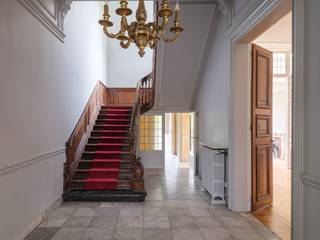 <strong>Indrukwekkende dubbelwoning (BJ 1897) met een bruikbare vloeroppervlakte van 885 m², gelegen op een absolute toplocatie in het centrum.</strong><br /><br />Deze eigendom (in neorococostijl) biedt een unieke opportuniteit om wonen en werken te combineren in twee afzonderlijke, naast elkaar gelegen panden.<br /><br />Gelegen in één van de oudste straten van Gent, op slechts enkele stappen van de iconische Graslei en Korenlei. Hier geniet u van de rust van een autoluwe straat, terwijl het bruisende historische centrum letterlijk om de hoek ligt. Openbare parkings (Parking Sint-Michiels bv.) bevinden zich op korte wandelafstand.<br /><br />Deze twee karaktervolle panden werden oorspronkelijk gebouwd door een voormalig directeur van een koffiefabriek. Het rechterpand (nr. 45) deed dienst als ruime privéwoning, terwijl het linkerpand (nr. 43) werd ingericht als winkel met kantoren en opslagruimte. Centraal is er plaats om een wagen en fietsen te parkeren. <br /><br />Drabstraat nr. 43 omvat een bvo van 498 m² en beschikt over een EPC E-label (geen centrale verwarming)<br />Drabstraat nr. 45 omvat een bvo van 387 m² en beschikt over een gunstig EPC C-label (centrale verwarming via aardgas). Een ruime kelder is voorzien.<br /><br />Beide panden (kadastraal gekend als gezinswoningen) zijn zuidoost georiënteerd en beschikken over een bijzonder stille tuin met een hoge mate van privacy. Achteraan de tuinen is een koetshuis / bijgebouw voorzien die extra mogelijkheden biedt. <br /><br />Deze dubbelwoning werd opgenomen op de inventaris bouwkundig erfgoed. Enkel de voorgevel is beschermd. <br /><br />De dakbedekking van beide panden werd in 2021 vernieuwd. De zolderverdieping loopt over de volledige lengte en breedte van beide panden en biedt nog bijzonder veel potentieel. <br /><br /><strong>Een absolute buitenkans voor vrije beroepers die wonen en werken op één locatie willen combineren. </strong><br /><br />Voor meer informatie, mail naar info@carloeggermont.be