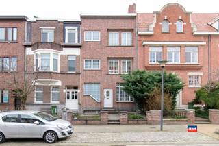 <p><span>HOBOKEN | SPACIOUS, FURNISHED HOUSE WITH 3 TO 5 BEDROOMS AND LARGE GARDEN ON A TOTAL GROUND PLOT OF 236m² | EPC 339 | layout as follows: ground floor: front garden - entrance hall - lounge area - spacious dining area with open, installed kitchen - toilet - technical unit - large garden with terrace.</span></p><p><span>Second floor: staircase - landing / office space - bathroom with bath, toilet and washbasin - two bedrooms. Second floor: stairwell - two bedrooms. Large dry cellar with washer/dryer connection. </span></p><p><span>This spacious house is excellently located in a quiet street within walking distance from the center with local stores, department stores, schools and public transport. Possibility to rent a garage opposite the house. </span></p><p><span> </span></p><p><span> </span></p><p><span>!!! SOLD UNDER CONDITIONS !!! HOBOKEN | CHARMING RENOVATED FAMILY HOME WITH THREE BEDROOMS AND CITY GARDEN | EPC B | </span></p><p><span>This cozy and energy efficient home was completely renovated in 2020 with high quality and ecological materials. </span></p><p><span>It is arranged as follows, on the second floor : front garden with space for bikes - entrance hall - living room with open, fully installed quality kitchen - convenient laundry room with technical unit - toilet - city garden. </span></p><p><span>On the second floor : bathroom with bathtub, double sink and toilet - two spacious bedrooms. On the second floor : spacious finished attic room. </span></p><p><span>Additional's : renewed and insulated roofs - compliant electrical installation - located within walking distance from the center (public transport, schools and stores). </span></p><p><span> </span></p>