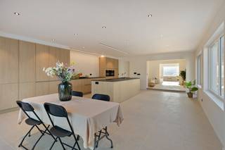 Deze stijlvolle halfopen bebouwing is gelegen in Oudenaarde, op slechts vijf minuten rijden van het centrum. De woning werd in 2025...