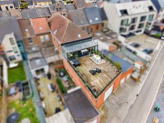 MULTIFUNCTIONELE EIGENDOM MET MAGAZIJN (300M²) op de Brusselsesteenweg in Meerbeke een UNIEKE KANS. Het gelijkvloers omvat een RUIM MAGAZIJN VAN...