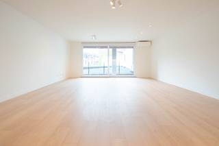 <p><span>Ruim appartement met 1 slaapkamer en autostaanplaats in het hartje Sint-Niklaas !</span><span><br /><br /></span></p><p><span>Het appartement is gelegen op een uitstekende locatie op wandelafstand van alle belangrijke faciliteiten in de stad en beschikt tevens over een overdekte autostaanplaats.</span></p><p><span> </span></p><p><span>INDELING</span></p><p><span>Inkomhal met apart toilet </span></p><p><span>Ruime woonkamer met open keuken.</span></p><p><span>Slaapkamer.</span></p><p><span>Stijlvolle badkamer voorzien van een inloopdouche &amp; dubbel lavabomeubel.</span></p><p><span>Ruime berging met o.a aansluitingen voor wasmachine en droogkast.</span></p><p><span>Terras aan de achterzijde van het gebouw.</span></p><p><span> </span></p><p><span>EXTRA</span></p><p><span>Absolute toplocatie op wandelafstand van alle faciliteiten (winkelstraat, station, scholen,...).</span></p><p><span>Overdekte autostaanplaats in het gebouw.</span></p><p><span>Lichtinval is een grote troef.</span></p><p><span>Zeer vlotte verbindingsmogelijkheden.</span></p><p><span>Gunstig EPC-attest!</span></p><p><span> </span></p><p><span>€25 gemeenschappelijke kosten. </span></p><p><span>Onmiddellijk beschikbaar.</span></p><p><span> </span></p><p><span> </span></p>