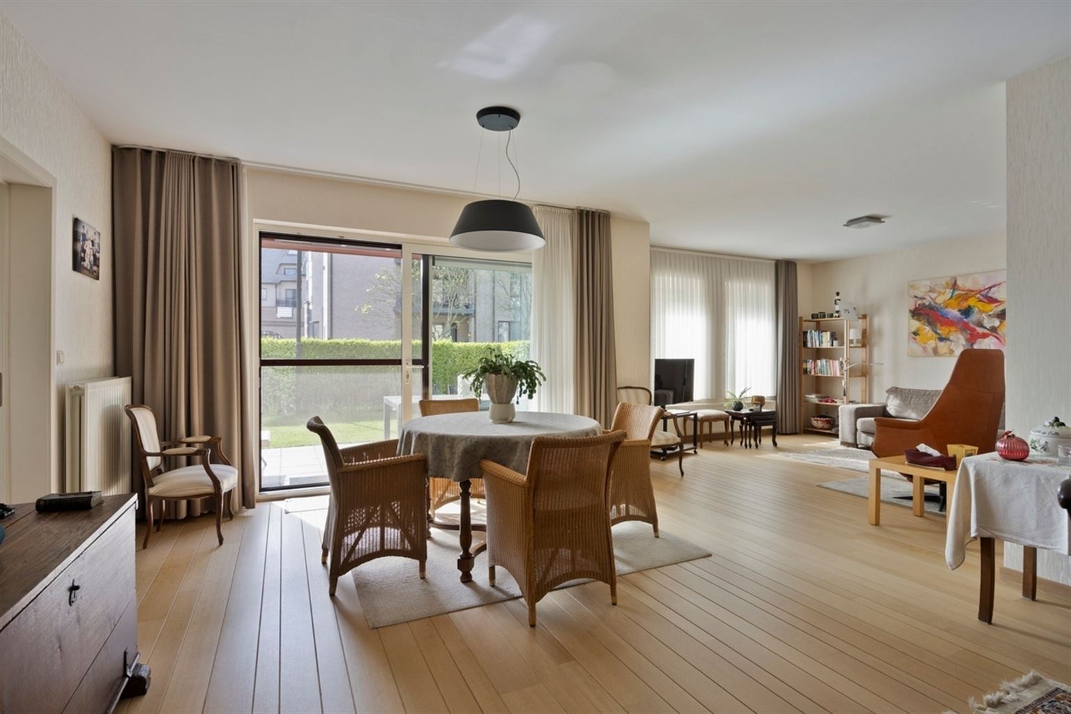 Uitzonderlijk ruim, gelijkvloers 2-slaapkamer appartement met terras en tuintje, zonnepanelen en inpandige garagebox gelegen vlakbij het centrum van Maaseik. - foto 4