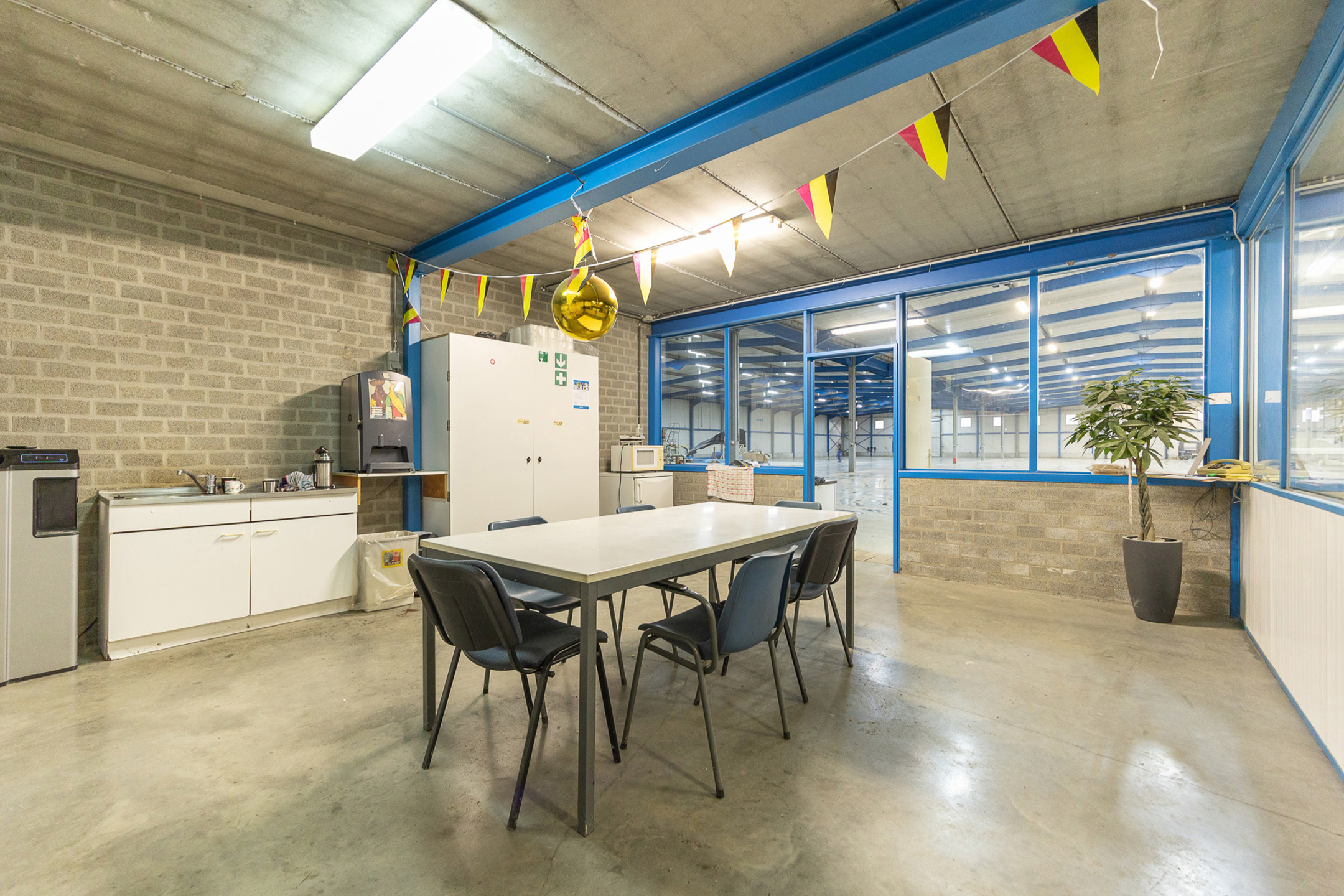 Magazijn unit 16 van 1.170m² te huur met kantoor - foto 4