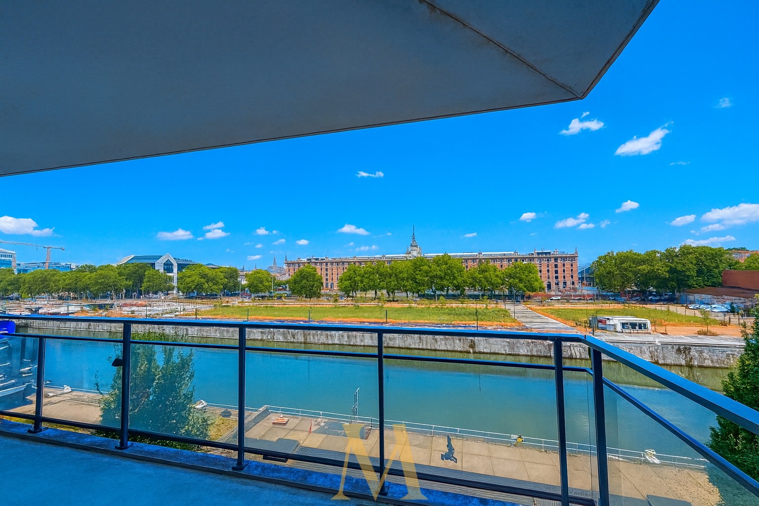 Appartement 2 chambres lumineux avec vue imprenable sur Tour & Taxis et le canal - photo 1