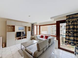 Cet appartement soigné et prêt à emménager et situé dans la rue commerçante de Nieuport-Bain, à quelques pas seulement de la plage, de la digue et des transports en commun.<br />L'appartement dispose d'un hall d'entrée spacieux avec des placards de rangement encastrés et une toilette séparée. Le salon spacieux et lumineux, offre un espace suffisant pour un coin salon et une salle à manger, et donne directement sur la terrasse avec vue sur la rue commerçante. À côté se trouve la cuisine ouverte et un débarras pratique.L'appartement dispose également d'une chambre spacieuse donnant directement sur la terrasse et d'une salle de bains attenante, équipée d’une baignoire et double vasque.<br />Possibilité d’acquérir un box garage dans le complexe De Lijn situé à proximité, au niveau -2.<br />Grâce à sa situation centrale et à son agencement pratique, cet appartement est idéal comme résidence principale, résidence secondaire ou investissement intéressant à la mer.