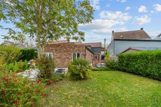 À vendre à Dergneau : Bâtiment situé le long d’un axe commercial comprenant deux unités résidentielles et un espace commercial. Le bien peut...