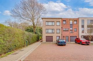 Perfect instapklare bel-étage woning op het einde van een doodlopende straat in een mooie woonwijk te Kontich. Zeer rustig gelegen naast...