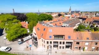 <span><span>Residentie <strong>'Het zonnig hoekje' </strong>verwijzend naar het klein naambordje die op de oorspronkelijk site aan de voorgevel van de woning ging, heeft zijn naam niet gestolen. Het is werkelijk een uniek plekje in de binnenstad van Diksmuide (op wandelafstand van de grote markt) vertoevend in alle rust en badend in de zon. De residentie zal herrijzen op de hoek van de Rosemarijnstraat en de Fuselierstraat. Omringd door groen en zicht op het vestingpark. Ondergronds realieert de bouwheer plaats voor wagens (keuze tussen <strong>staanplaatsen of garages</strong>), <strong>fietsenstalling en bergruimte </strong>(individueel per appartement). Residentie 'Het zonnig hoekje' telt 3 verdiepen met telkens 4 appartemeten per verdiep. Op het gelijkvloers zijn 2 appartementen afzonderlijk toegankelijk via een inkomdeur aan straatzijde.<br /><br />Residentie 'het zonnig hoekje' beschikt over 12 ruime appartementen met <strong>1 of 2 slaapkamers</strong> en een <strong>totale oppervlakte van 78 m² tot 118 m².</strong>  Daarnaast beschikt elk appartement ook over 1 of meerdere <strong>zongerichte terrassen van 7 m² tot 19 m²</strong>. Verder heeft u momenteel nog <strong>vrije keuze in de afwerking</strong> van de keuken, badkamer en de vloer van uw appartement. Het lastenboek voorziet ruime mogelijkheden voor de koper om zijn eigen accent te leggen in de verdere afwerking. (ruime budgetten voorzien voor verdere afwerking - op te vragen bij makelaar) <br /><br />Bij de ontwikkeling werd door de bouwheer een bijzondere aandacht besteed aan <strong>kwalitatieve en duurzame materialen</strong> in combinatie met een <strong>unieke en karaktervolle architectuur</strong> (architectenbureau Vanhoorn-Maeckelbergh) passend bij deze rustgevende locatie. Naast de vormgeving zijn ook de keuze van technieken hierbij van essentieel belang, hierbij koos men resoluut voor uiterst energiezuinige en vernieuwende methodes. Ieder appartement zal afgewerkt worden met <strong>vloerverwarming</strong>, aangestuurd door een <strong>warmtepomp </strong>(lucht/water). tevens beschikt ieder appartement over <strong>zonnepanelen</strong> individueel aangesloten (geen gasaansluiting meer in deze residentie).  <br /><br />Dit zeer ruim appartement gelegen op de hoek van de fuselierstraat en de rosemarijnstraat beschikt over <strong>2 ruime slaapkamers</strong>, een zonning terras aan straatzijde, alles samen ruim <strong>118m² bewoonbare oppervlakte</strong> en ruim <strong>14m² aan terras.</strong> <br /><br /><strong><u>UNIEK:</u></strong> Dit appartement kan ook gebruik maken van de volledige zolderverdieping van Res. het zonnig Hoekje. Namelijk <strong>296m² aan oppervlakte </strong>die we kunnen integreren bij het appartement. (ideaal als hobbykamer, zolder, eventueel als bijkomende slaapkamers... ). - momenteel casco afgewerkt (reeds verrekend in de huidige vraagprijs) - verdere afwerking kan steeds besproken worden. <br /><br /><strong>Bijzondere aandacht voor:</strong></span></span>
<ul>
	<li><span><span>Kleinschalige residentie, lage gemeenschappelijke kosten; </span></span></li>
	<li><span><span>Uiterste rustige ligging doch dicht bij het centrum;</span></span></li>
	<li><span><span>Modernste technologie (warmtepomp, zonnepanelen,...)</span></span></li>
	<li><span><span>Karaktervolle en unieke architectuur;</span></span></li>
	<li><span><span>Ruime appartementen met veel lichtinval;</span></span></li>
	<li><span><span>De gekozen technieken laten ook toe om uw appartement in de zomer te koelen!</span></span></li>
	<li><span><span>...</span></span></li>
</ul>
<span><span>!! Aankoop aan het <strong>voordeel-tarief van 6% is mogelijk</strong> !!<br /><br />Kom langs op kantoor en ontvang <strong>een unieke verkoopbrochure van Residentie het zonnig hoekje</strong>.<br /><br />Bent u op zoek naar een prachtig en ruim appartement in een kleinschalige residentie <strong>als investering of als eigen bewoning</strong>?<br />Kom dan snel even langs bij ons op kantoor voor meer uitleg! <strong>Contacteer ons via 051 50 11 51. </strong></span><br /><em><span>Opleveringsdatum na te vragen bij ons op kantoor. </span></em></span>