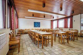 <u><strong>Ligging</strong></u><br /><strong>Op een uitstekende locatie tussen Anzegem, Avelgem en Zwevegem bevindt zich dit veelzijdige handelspand met tal van mogelijkheden. Dankzij de vlotte bereikbaarheid en de ruime privatieve parking voor meerdere wagens is dit de ideale uitvalsbasis voor een vrij beroep, </strong>kantoor of commerciële activiteit.<br /><br /><u><strong>Indeling</strong></u><br />Ruime privatieve inkomhal (ideaal als wachtzaal), sanitaire ruimte voor meerdere toiletten, commerciële ruimte met een totale oppervlakte van 115m², een keuken en een berging. Verder is er nog staankelder aanwezig en dus <u><strong>de ruime oprit voor meerdere wagens. </strong></u><br />De polyvalente kan dus perfect ingedeeld worden. <br /><br /><u><strong>Technisch</strong></u><br />EPC-label X<br /><br /><u><strong>Troeven</strong></u>
<ul>
	<li>Uitstekende bereikbaarheid</li>
	<li>Ruime parking</li>
	<li>Ruime wachtzaal</li>
	<li>Flexibele indeling</li>
	<li>Geschikt vrij beroep</li>
</ul>
<u><strong>Contact</strong></u><br />Interesse? Contacteer Nicolas via nicolas@real-immo.be of 0478/50 58 91 voor meer informatie of een bezoek.