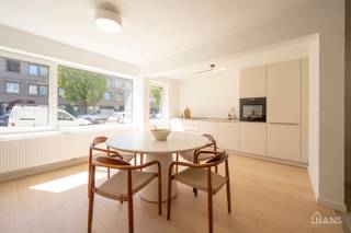 Dit instapklare gelijkvloers appartement bevindt zich op een rustige, maar uiterst centrale ligging. Het appartement werd recent gerenoveerd en beschikt over een inkomhal met vestiairekast, een apart gastentoilet, een ingerichte badkamer, een lichtrijke leefruimte en een volledig geïnstalleerde keuken. Verder zijn er twee volwaardige slaapkamers aanwezig, waarvan één directe toegang biedt tot de privatieve tuin — ideaal om in alle rust van het buitenleven te genieten.<br /><br />Dankzij de kwalitatieve afwerking, individuele nutsvoorzieningen en gunstige EPC-score vormt dit appartement zowel voor eigen bewoning als investering een uitstekende opportuniteit.<br /><br />Er bestaat bovendien de mogelijkheid om een garagebox aan te kopen aan € 25.000. De aankoop hiervan is volledig vrijblijvend en niet verplicht.<br /><br />De gemeenschappelijke kosten zijn momenteel nog niet definitief vastgelegd, maar zullen naar verwachting beperkt blijven tot enkel de kosten van de minuterie (verlichting gemeenschappelijke hal) en de blokpolis. Deze worden voorlopig geraamd op ongeveer € 20 per maand.<br /><br />Extra troeven:<br /><br />Recent gerenoveerd appartement;<br />Privatieve tuin;<br />Mogelijkheid tot aankoop garagebox;<br />Lage vermoedelijke gemeenschappelijke kosten;<br />Individuele nutsvoorzieningen;<br />Gunstig EPC;<br />Rustige en centrale ligging.<br /><br />De beschikbare documenten kan u terugvinden via de downloads op onze website.<br />Voor meer informatie kan u terecht op www.hansvastgoed.com of contact opnemen via info@hansvastgoed.com of +32 3 366 05 30.
