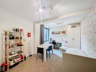 A 20 mètres de Manneken Pis, à côté de plusieurs écoles d’enseignement supérieur et à 300 mètres de la Grand-Place. Cette magnifique Résidence Manneken, entièrement remise à neuf en 2017, offre un studio ± 29 m² situé au 2ème étage/5. Pièce de vie / chambre, cuisine américaine équipée, salle de douche avec wc. Première occupation après travaux. Divers : buanderie commune, local vélos, concierge, jardin en intérieur d'îlot (non accessible).   BAIL 1 AN du 01/09/2017 au 31/08/2018. Charges : EPC: C+.