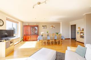 Dit bijzonder zonnig appartement, gelegen op de tweede verdieping, geniet van een gunstige ligging met alle voorzieningen zoals winkels, scholen...