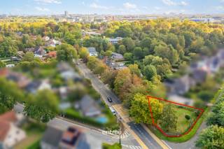 Op een verbindingsweg tussen Sint-Denijs-Westrem en centrum Gent, kan men deze mooie bouwgrond (790,49m²) terugvinden.<br />Dit is de perfecte uitvalsbasis voor zowel commerciële als voor een residentiële doeleinden.<br />De bouwgrond is gelegen, pal naast een woning gelegen op de Louis Delebecquelaan nr 20.<br /><br />Er is geen bouwverplichting voor deze bouwgrond.<br /><br />De bereikbaarheid is TOP door onder meer de ligging tov. het centrum van Stad Gent (slechts 15 min met de fiets tot aan de Korenmarkt, Bijloke etc), de oprit van de E40 en de R4 liggen op 1,2 km rijafstand, perfect voor pendelaars die zich met de trein verplaatsen (Sint-Pietersstation op 10 min), ... <br /><br />Mobiscore: 8,5/10<br /><br />Indien u meer info wenst of een bezoek ter plaatse, aarzel dan niet en neem gerust contact op met Pieterjan Windey op pw@entree.be of gsm 0472 80 20 65